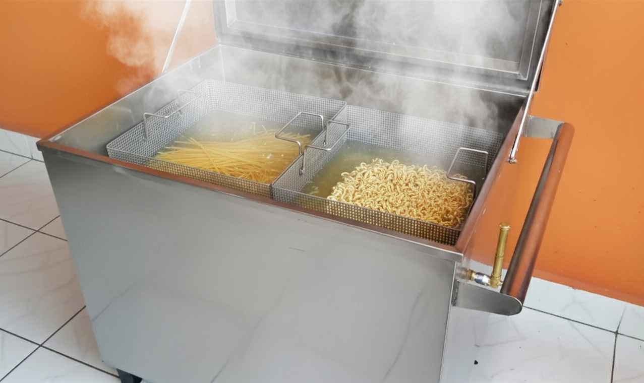 noodle-cooker-stainless-sedang-digunakan_11zon