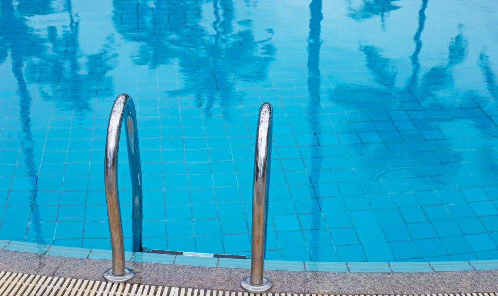 Tangga Kolam Renang Standar vs Stainless yang Tepat: Perbedaannya Baru Terasa Setelah Dipakai Lama